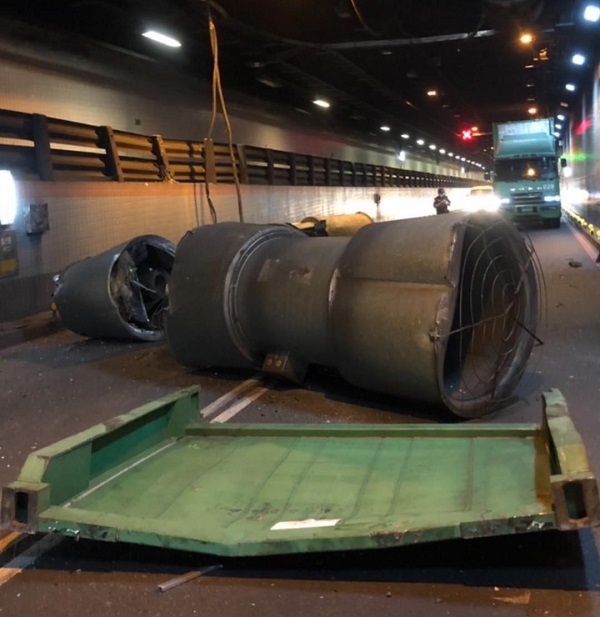貨櫃車載運平板櫃 過港隧道內 撞擊3台排煙風機1