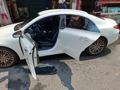車門突然反鎖女嬰受困車內 警消破窗立即救援 眾人焦慮 女嬰泰然 1