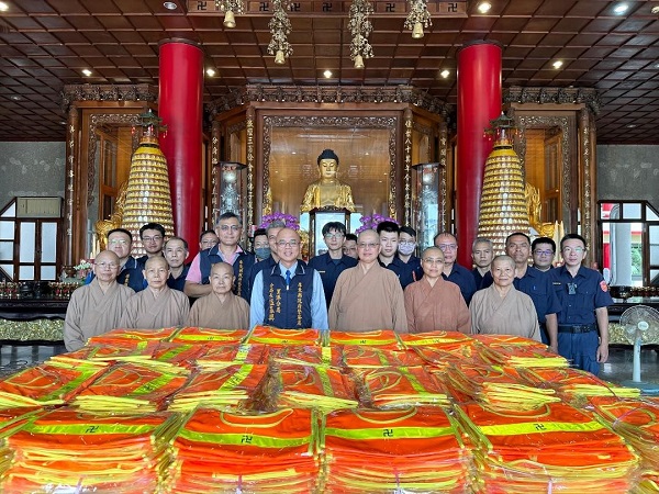 里港警分局與寶蓮禪寺攜手 發送千件反光背心共護長者3