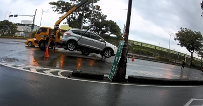 颱風前夕下大雨，車卡路中拋錨，小港警熱心協助排除故障車