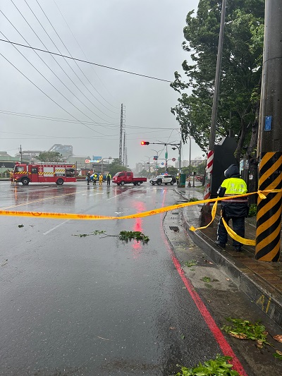 颱風天高壓線掉落 警冒雨交管維護人車安全