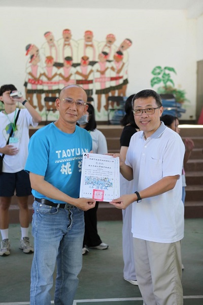 高雄大學教授邱昭文、何永皓、莊曜遠團隊前進原鄉推廣科普教育 引領桃源國小學童實驗操作 領略物理、化學魅力1