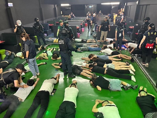 高雄大寮區地下大舞廳！ 雄警強力掃蕩！破獲移工群聚吸毒趴！1