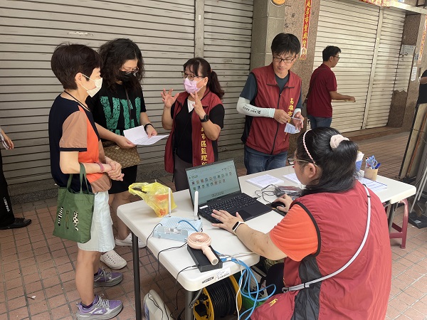 高雄市區監理所關心颱風受災車主，主動趨前社區服務1