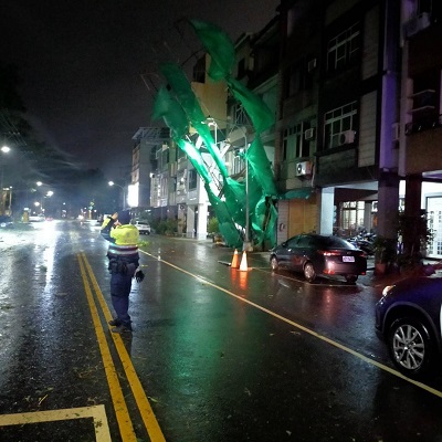 鼓山區鼓山三路民宅整修鷹架倒塌1