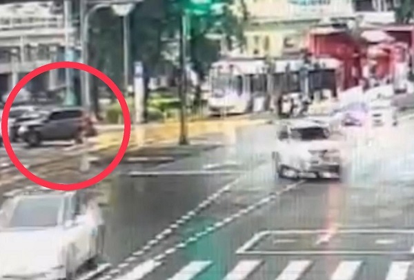 停等紅燈未保持路口淨空害輕軌卡住 開罰小客車
