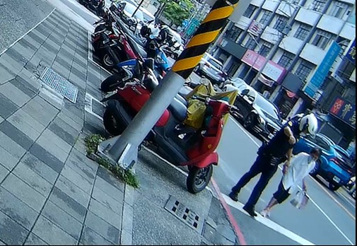 嬤驚險橫穿車陣，巡警以身護命