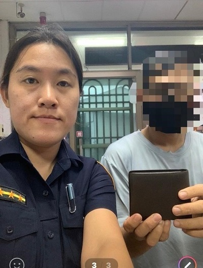 手搖杯專賣店工讀生掉落皮夾，警尋分店找到失主