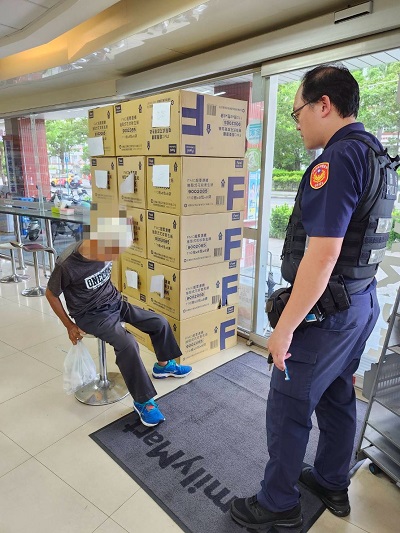 男子行動不便 暖心員警護送返家