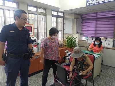老婦外出卻迷途 小港警協助返家