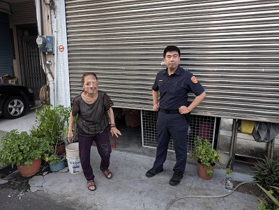 老婦搭車迷途 小港警協助返家