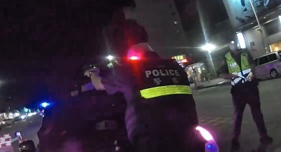 車禍汽車保桿掉落 警靠這招協助排除