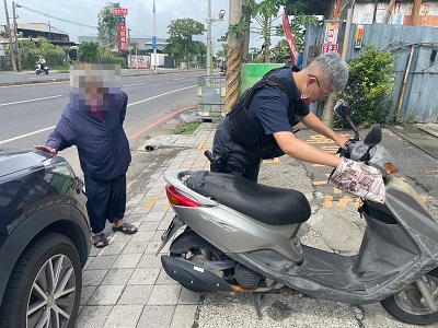 車輛擋住出入影響開業，警速通知車主移置