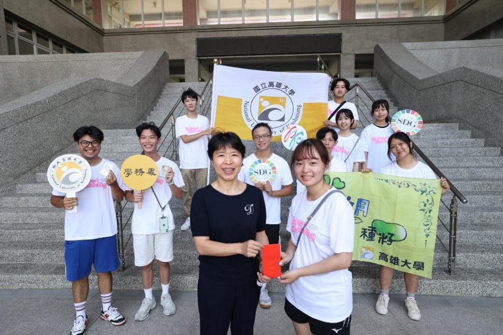 高雄大學「單車環島公益服務隊」誓師授旗 學務長王明月：展現堅強韌性、團隊扶持、體現在地實踐1