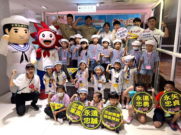 高雄大遠百響應敬軍 歡慶九三軍人節 百名萌娃變身小小海軍 裝扮超吸睛1