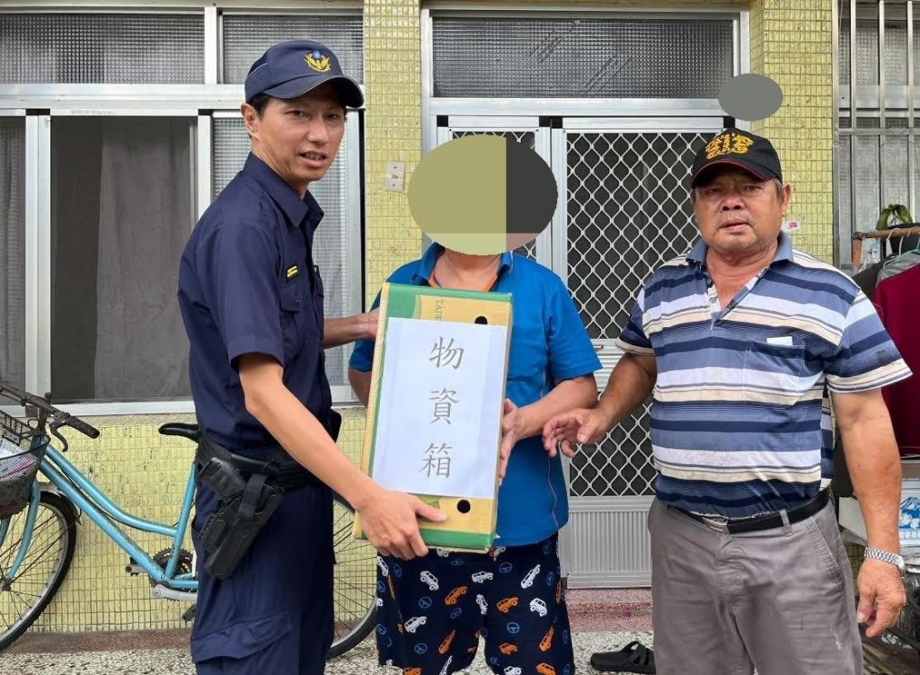 中秋佳節將至 枋警前往弱勢家庭送暖1