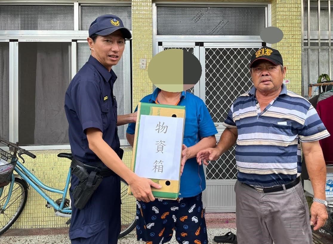 中秋佳節將至 枋警前往弱勢家庭送暖1