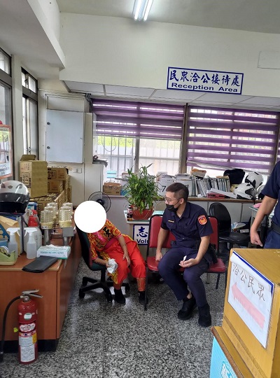 女子遶境中暑 小港警協助就醫