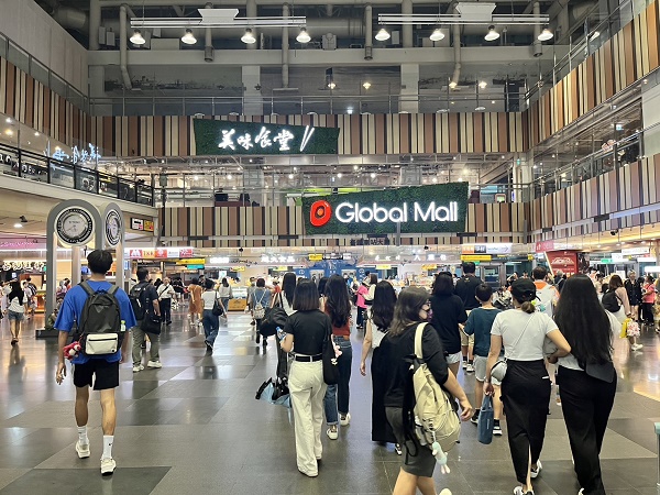 樂天女孩Yuri、孟潔擔任Global Mall新左營車站「美味食堂」一日店長 吸百名粉絲 Yuri、孟潔粉絲福利大放送嗨翻全場1
