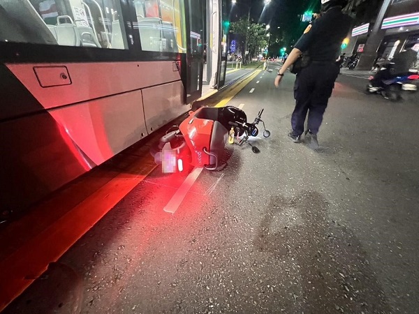機車違規左轉撞輕軌，警方迅速排除1