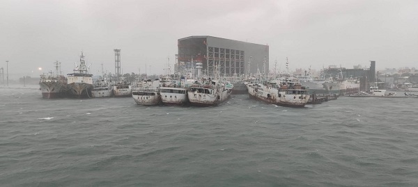 10月3日高雄港風雨情況加劇，多艘漁船自前鎮漁港斷纜漂航 中鋼機械所屬卸煤機倒塌2