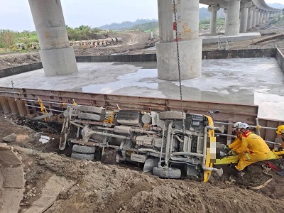 國道十號24.4公里處橋下，施工灑水車翻覆案1