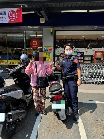 婦人忘愛車停哪，警熱心助尋回，到派出所領車時欣喜若狂竟做出這舉動