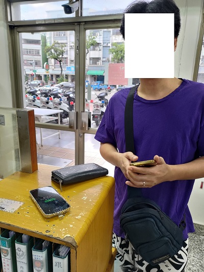 民眾拾得蘋果手機一支 熱心警火速聯繫失主發還手機