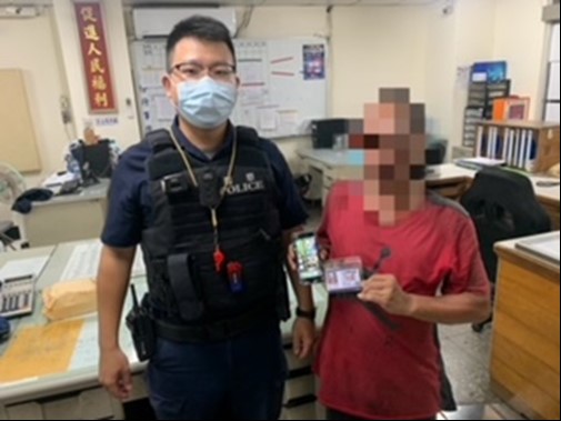 民眾粗心掉手機，警接來電速發還