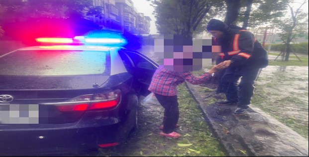 老婦趁颱風眼登陸外出買泡麵，遭突襲風雨受困，小港警及時援助