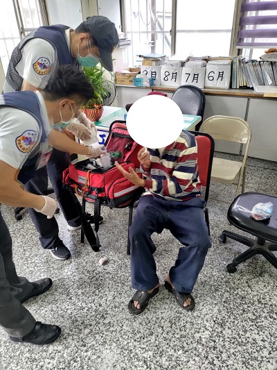老翁走路自摔 小港警火速協助就醫