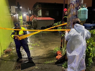 颱風來襲牆剝落，警速拉封鎖線管制