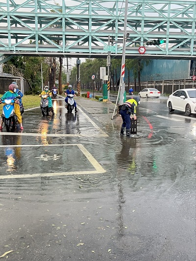 颱風過後常積水，勇警挽袖清溝蓋
