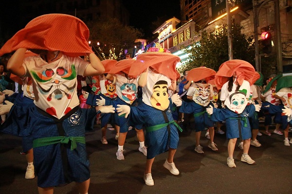 2024屏東四重溪溫泉季盛大開幕，百人踩街遊行熱鬧登場！ 縣長周春米領銜點燈，冬季光影之旅正式啟動！1