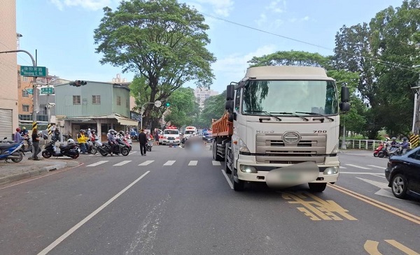2部機車擦撞 後方騎士失控撞擊左側大型車，機車駕駛不治2