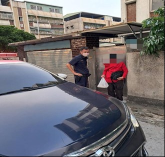 婦人腳受傷不良於行，小港警熱心載送返家2