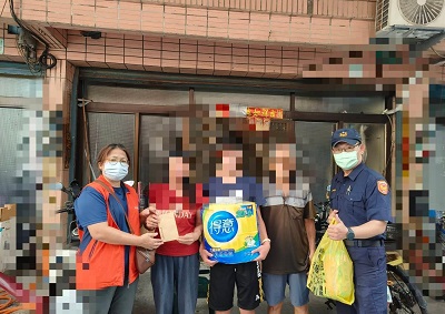 愛心不分界線 東港警跨轄關懷弱勢家庭1