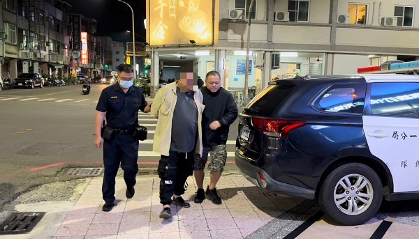 投資詐騙 公園面交150萬元 警逮車手陳嫌 同夥倒車衝撞 警朝左前輪射擊2發 仍被逃逸2