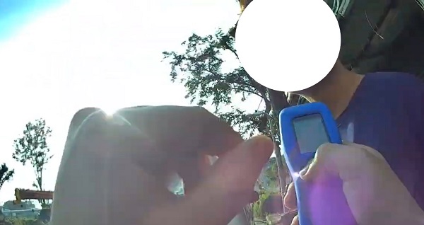 男子聚餐飲酒駕車不給老婆載，恰巧碰到警察1