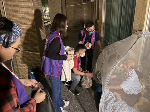 網紅甜廚花姐姐夜訪送暖 籲支持人安寒士吃飽301