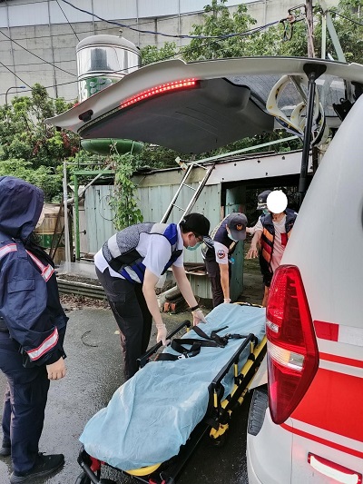 老翁跌倒摔傷 小港警火速協助就醫