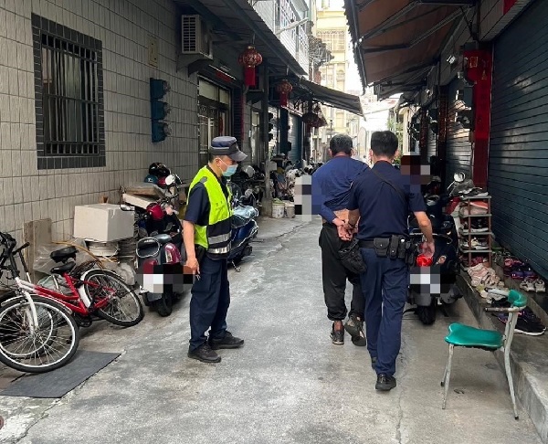 通緝犯市場人潮狂奔，前鎮警10秒內壓制 1