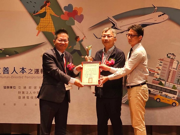 再傳捷報，「高雄環狀輕軌捷運建設-高雄輕軌十年成圓」獲頒113年度「傑出交通運輸計畫獎」1