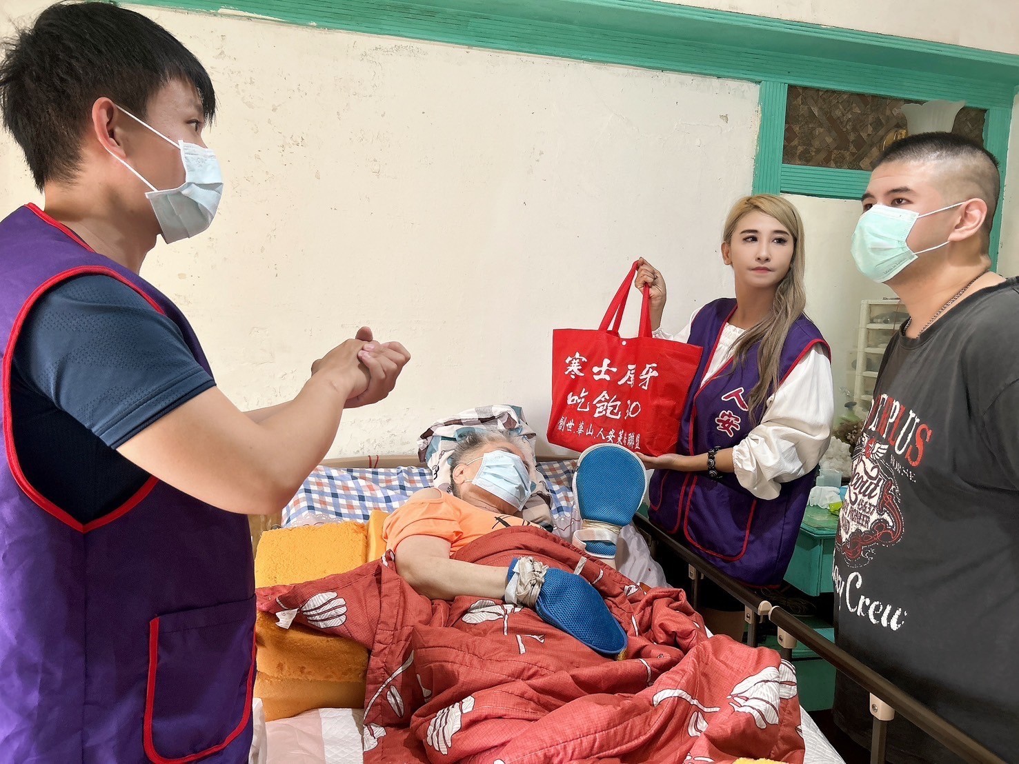 孤兒寡母的愛與重擔 人安基金會攜手親善大使網紅羅嵐關懷重症家庭 1