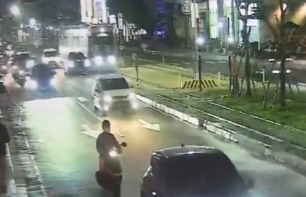 自小客違規左轉擦撞輕軌 警方依法舉發並依公共危險偵辦1