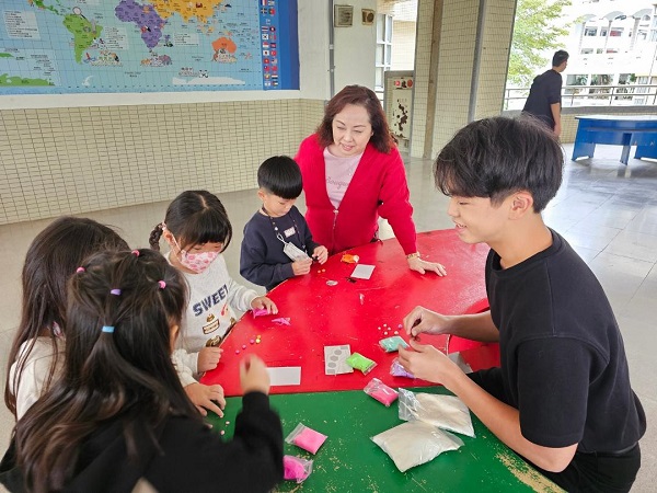 高雄大學通識教育陳靜儀師生 陪伴援中國小學童 體現「服務學習」精神1