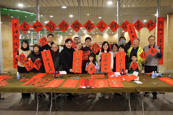 「蛇來迎新送春聯、嘶嘶如意」高市圖借書送春聯，喜迎金蛇年！1