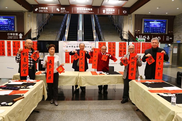 台灣港埠協會與基隆港務分公司共同舉辦「港畔揮春聯 筆墨香四溢」揮毫送春聯暨製作環保小提燈活動1