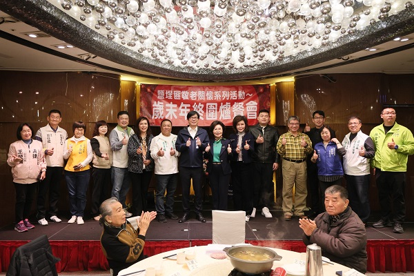 天氣冷颼颼 心裡暖呼呼！鹽埕區公所攜手地方暖心圍爐 獨居長輩喜迎新年1