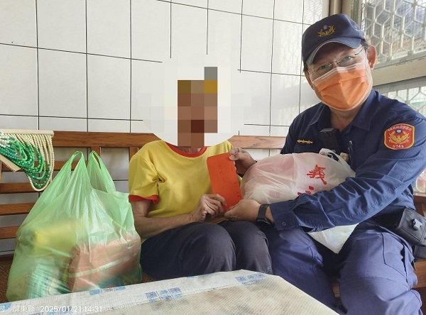 春節前夕枋警偕同善心人士關懷弱勢致贈慰問金及民生物資並辦理急難救助通報1
